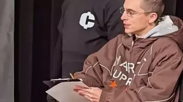 Sudadera con chaqueta marrón de Marty Supreme llevada por Marty (Timothée Chalamet) como se ve en Marty Supreme