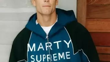 Chaqueta de Marty Supreme de Tom Brady 2025 que lleva Marty (Timothée Chalamet) en Marty Supreme