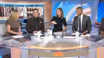 Vestido largo de manga corta con Shirred de Lela Rose Heather llevado por Jenna Bush Hager, visto en Today el 20 de noviembre de 2025