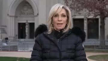 Doudoune Moncler Hirmafur à capuche avec une garniture amovible en vrai cisaillement, portée par Andrea Mitchell, telle que vue dans Today le 20 novembre 2025