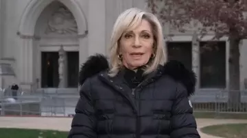 Chaqueta acolchada Moncler Hirmafur con capucha y ribetes de tijera auténtica extraíble usada por Andrea Mitchell, tal como se ve en Today the 20 November 2025