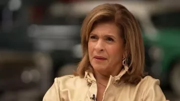 Boucles d’oreilles Jennifer Miller Pearl Hoop portées par Hoda Kotb, telles que vues dans Today le 20 novembre 2025