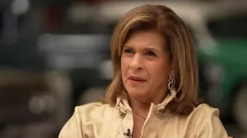 Pendientes de Jennifer Miller Pearl Hoop usados por Hoda Kotb, tal como se ve en Today el 20 de noviembre de 2025