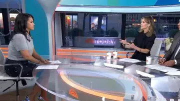 Falda lápiz de pedrería de ópalo A.L.C. llevada por Laura Jarrett tal como se ve en Today el 20 de noviembre de 2025