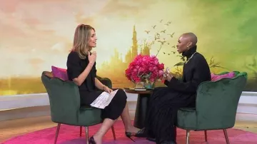 Falda larga de lana y seda escalonadas Alaia llevada por Cynthia Erivo, vista en Today, el 20 de noviembre de 2025