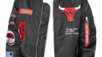 Chaqueta negra con cremallera con parche de Chicago Bulls New Era Alpha Industries – Ocio