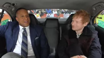 Chaqueta vaquera Loewe panelada de bloques de colores usada por Ed Sheeran, vista en Today el 21 de noviembre de 2025