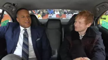 Chaqueta vaquera Loewe panelada de bloques de colores usada por Ed Sheeran, vista en Today el 21 de noviembre de 2025