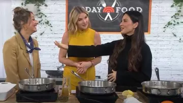 Robe midi à col roulé à franges en Khaite portée par Olivia Munn, telle que vue dans Today with Jenna & Friends le 21 novembre 2025