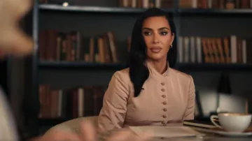 Costume jupe vintage 2002 d’Alexander McQueen porté par Allura Grant (Kim Kardashian) tel que vu dans All’s Fair (S01E05)