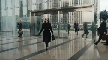 Sac en cuir médium en cuir à poignée Prada porté par Carrington Lane (Sarah Paulson) tel que vu dans All’s Fair (S01E05)