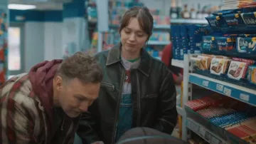 Chaqueta Bershka negra y gris para mujer que lleva Gemma (Aimee Lou Wood) como se ve en Daddy Issues (S02E01)
