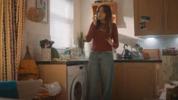 Vaqueros Asos Design Petite Low Rise Baggy en azul vintage pálido usados por Gemma (Aimee Lou Wood) como se ve en Daddy Issues (S02E01)