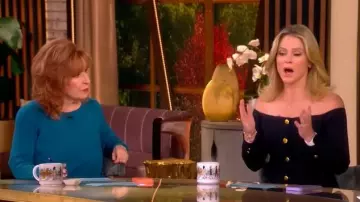 La Blazer de rayas descubiertas de L'Agence Alice llevada por Sara Haines en The View el 21 de noviembre de 2025