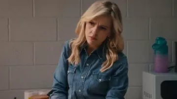 Chemise western en jean Ralph Lauren portée par Courteney Potter (Jenn Lyon) telle que vue dans Stumble (S01E03)