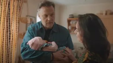 Camisa Wrangler icónica con cierre de corte regular llevada por Malcolm (David Morrissey) vista en Daddy Issues (S02E01)