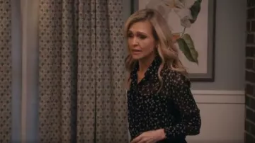 Chemisier à motifs floraux Nili Lotan Colleen porté par Courteney Potter (Jenn Lyon) tel que vu dans Stumble (S01E03)