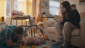 Baskets New Balance 610T vert et blanc portées par Gemma (Aimee Lou Wood) comme vu dans Daddy Issues (S02E02)