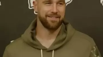 Sweat à capuche Travis Kelce Chiefs Salute to Service 2025 porté par Travis Kelce dans Travis Kelce loue la chimie de l’équipe des Chiefs 2025