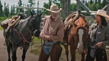 Camisa de manga larga de cuadros y botones de Wrangler George Strait Brown llevada por Jack Bartlett (Shaun Johnston) tal como se ve en Heartland (S19E08)