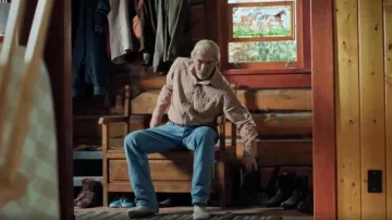 Vaqueros Wrangler Classic Fit High Rise Cowboy Cut usados por Jack Bartlett (Shaun Johnston) como se ve en Heartland (S19E08)