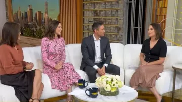 Vestido Midi con cinta gráfica y estampado floral Me + Em llevado por Maggie Rulli, visto en Good Morning America el 20 de noviembre de 2025