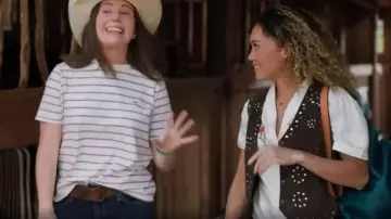 Ensemble clouté en daim flotté porté par River tel que vu dans Heartland (S19E08)