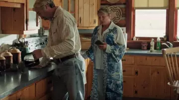 Marché des étoiles laisse entrer Robe longue en bambou imprimée en bambou portée par Lisa Stillman (Jessica Steen) telle que vue dans Heartland (S19E08)