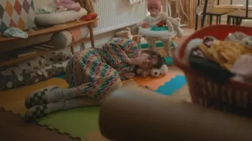 Chaussons à carreaux pour femmes Aliexpress International Hiver Maison Nuageuse Semelle douce et respirante Résistante à l’usure Chaussures antidérapantes portées par Gemma (Aimee Lou Wood) comme vu dans Daddy Issues (S02E03)