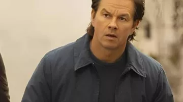 La veste à fermeture éclair bleue Mark Wahlberg du Plan Familial 2 portée par Dan Morgan (Mark Wahlberg) dans Le Plan Familial 2