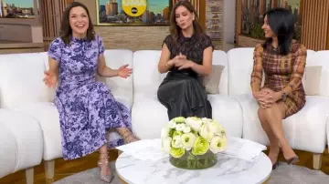 Valentino Garavani Rockstud Strappy Strappy Pointe Pump, porté par Maggie Rulli, tel que vu dans Good Morning America le 21 novembre 2025