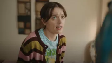 T-shirt Asos Design Baby avec un motif Lemon Fruit en vichy en quadrette bleu, porté par Gemma (Aimee Lou Wood) tel que vu dans Daddy Issues (S02E03)