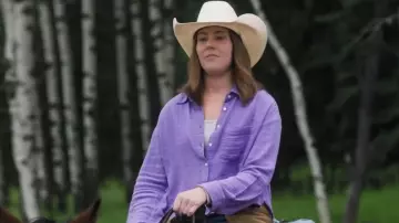 Gap Gauze Big Shirt porté par Katie Fleming Morris (Baye McPherson) tel que vu dans Heartland (S19E08)