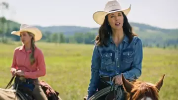 Kimes Ranch Kaycee Denim Top porté par Lou Fleming (Michelle Morgan) tel que vu dans Heartland (S19E08)