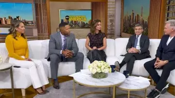 Derek Lam 10 Crosby Robertson Flare Pants porté par Ginger Zee tel que vu dans Good Morning America le 21 novembre 2025