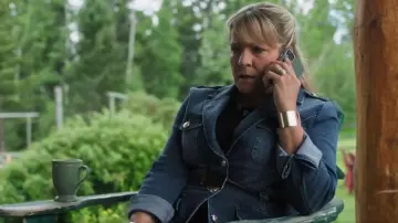 Blazer en jean ceinture Melanie Lyne porté par Lisa Stillman (Jessica Steen) tel que vu dans Heartland (S19E08)