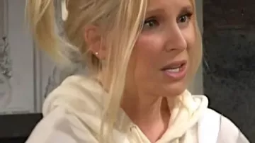 Lauralee Bell : Les jeunes et les inquiets sweat à capuche rayés blancs portés par (Lauralee Bell) dans Les jeunes et les inquiets (S52)