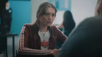 Laisse Frans. Haut de sport à rayures tripées porté par Gemma (Aimee Lou Wood) tel que vu dans Daddy Issues (S02E03)