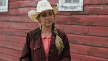 Imperméable Filson ciré porté par Amy Fleming (Amber Marshall) tel que vu dans Heartland (S19E08)