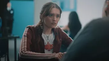 T-shirt Lucky Picade Baby imprimé Urban Outfitters porté par Gemma (Aimee Lou Wood) tel que vu dans Daddy Issues (S02E03)