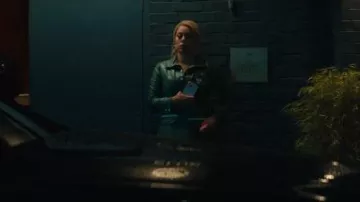 Manteau en vinyle vert Courreges porté par Gigi (Nicôle Lecky) tel que vu dans Wild Cherry (S01E06)