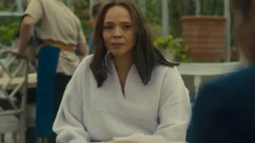 Pull Stine Goya Naia porté par Lorna (Carmen Ejogo) tel que vu dans Wild Cherry (S01E06)