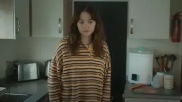 Laisse Frans... Polo féminin à rayures naturelles oversize porté par Gemma (Aimee Lou Wood) tel que vu dans Daddy Issues (S02E03)