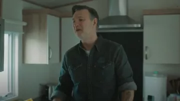 Levi’s Western-Standard Shirt Levi’s pour hommes porté par Malcolm (David Morrissey) tel que vu dans Daddy Issues (S02E03)