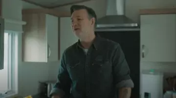 Levi’s Western-Standard Shirt Levi’s pour hommes porté par Malcolm (David Morrissey) tel que vu dans Daddy Issues (S02E03)