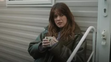 Veste aviateur en simili cuir Topshop en kaki portée par Gemma (Aimee Lou Wood) telle que vue dans Daddy Issues (S02E03)