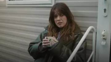 Veste aviateur en simili cuir Topshop en kaki portée par Gemma (Aimee Lou Wood) telle que vue dans Daddy Issues (S02E03)