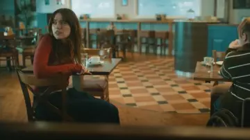 Un jogging à jambes droites à rayures Out From Under porté par Gemma (Aimee Lou Wood) tel que vu dans Daddy Issues (S02E03)