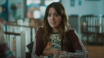 Urban Outfitters Peach Crush Graphic Baby Tee que lleva Gemma (Aimee Lou Wood) como se ve en Daddy Issues (S02E03)