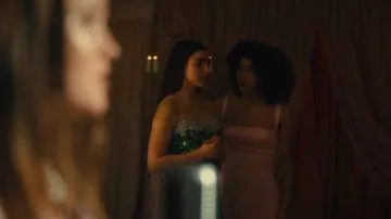 Vestido mini con lentejuelas de H&M que lleva Nouri (Tara Webb) como se ve en Wild Cherry (S01E06)